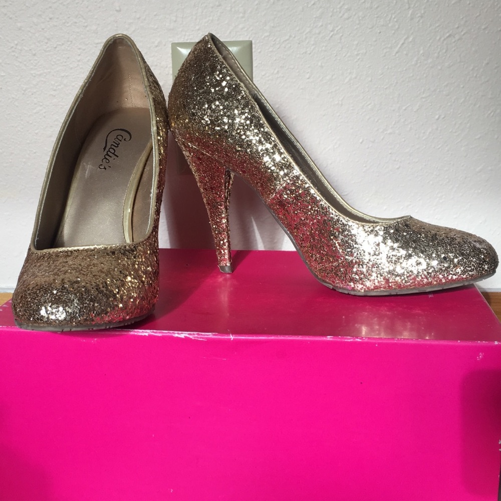 Glittery gold round toe pump
